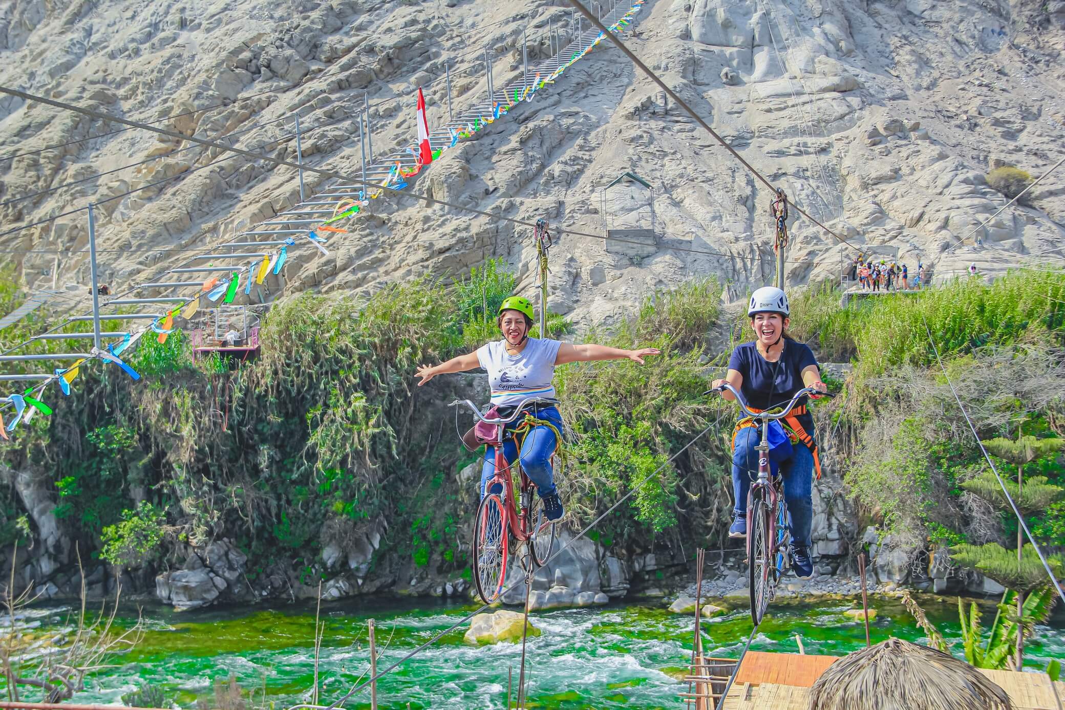Ciclistas ascendiendo la montaña