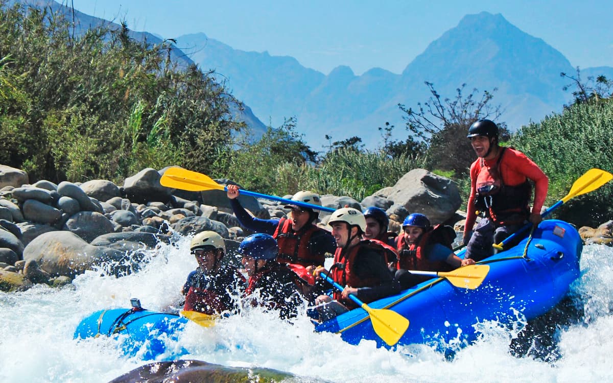 Grupos disfrutando del canotaje