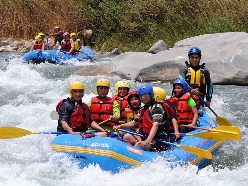 Remando por el río en canoa