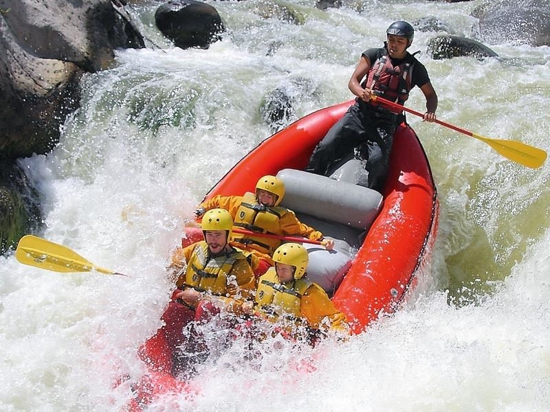 Acción en el río durante el canotaje