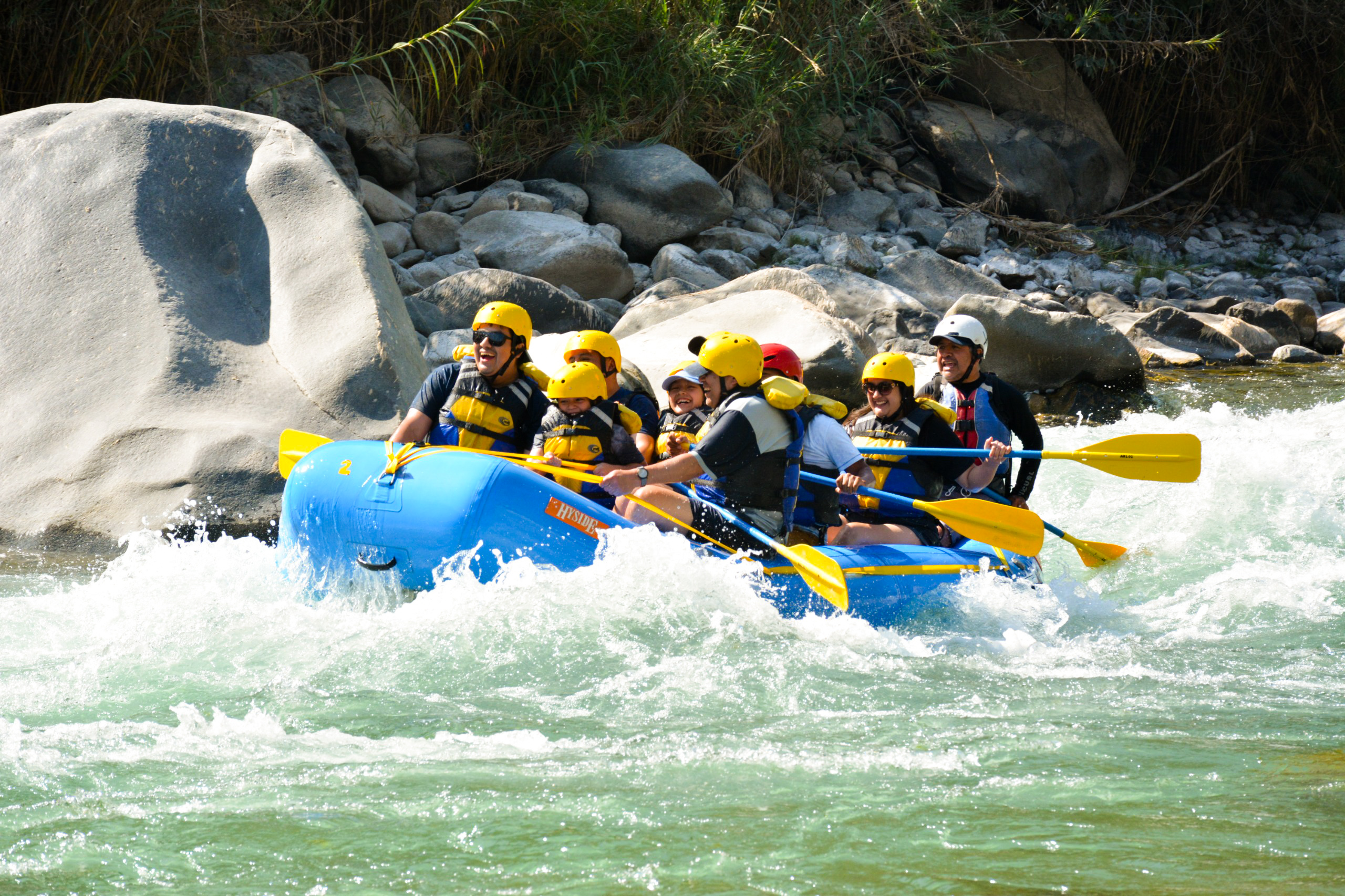 Aventura en canotaje por el río