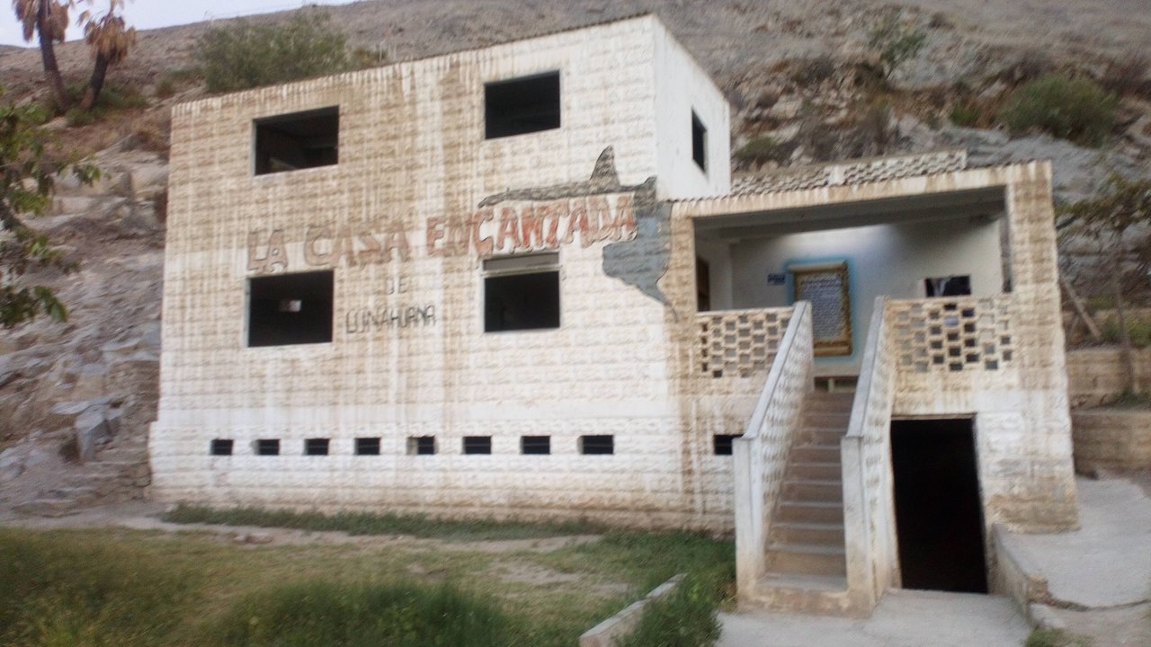 Pasillo oscuro de la casa encantada