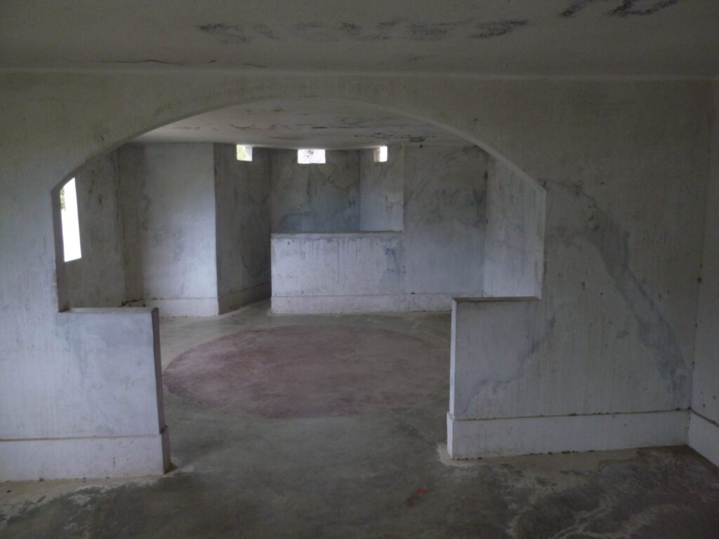 Entrada misteriosa a la casa encantada