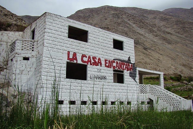 Casa encantada en medio del bosque