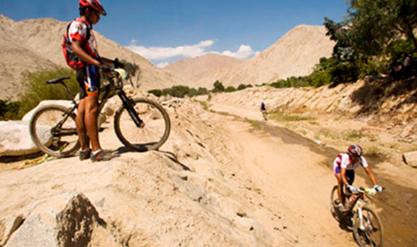 Rider pasando por sendero rocoso