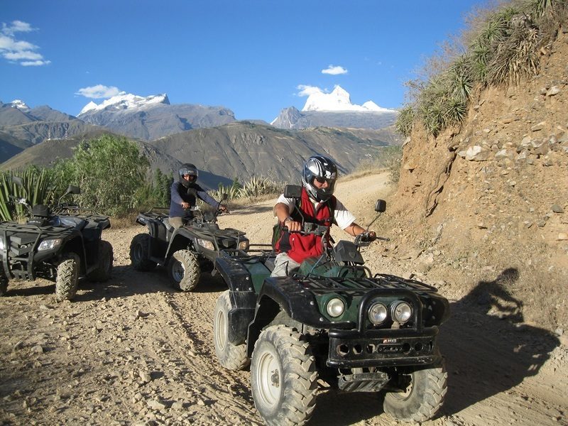 Saltando en cuatrimoto