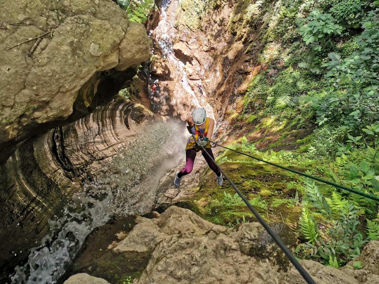 Descendiendo por la pared rochosa