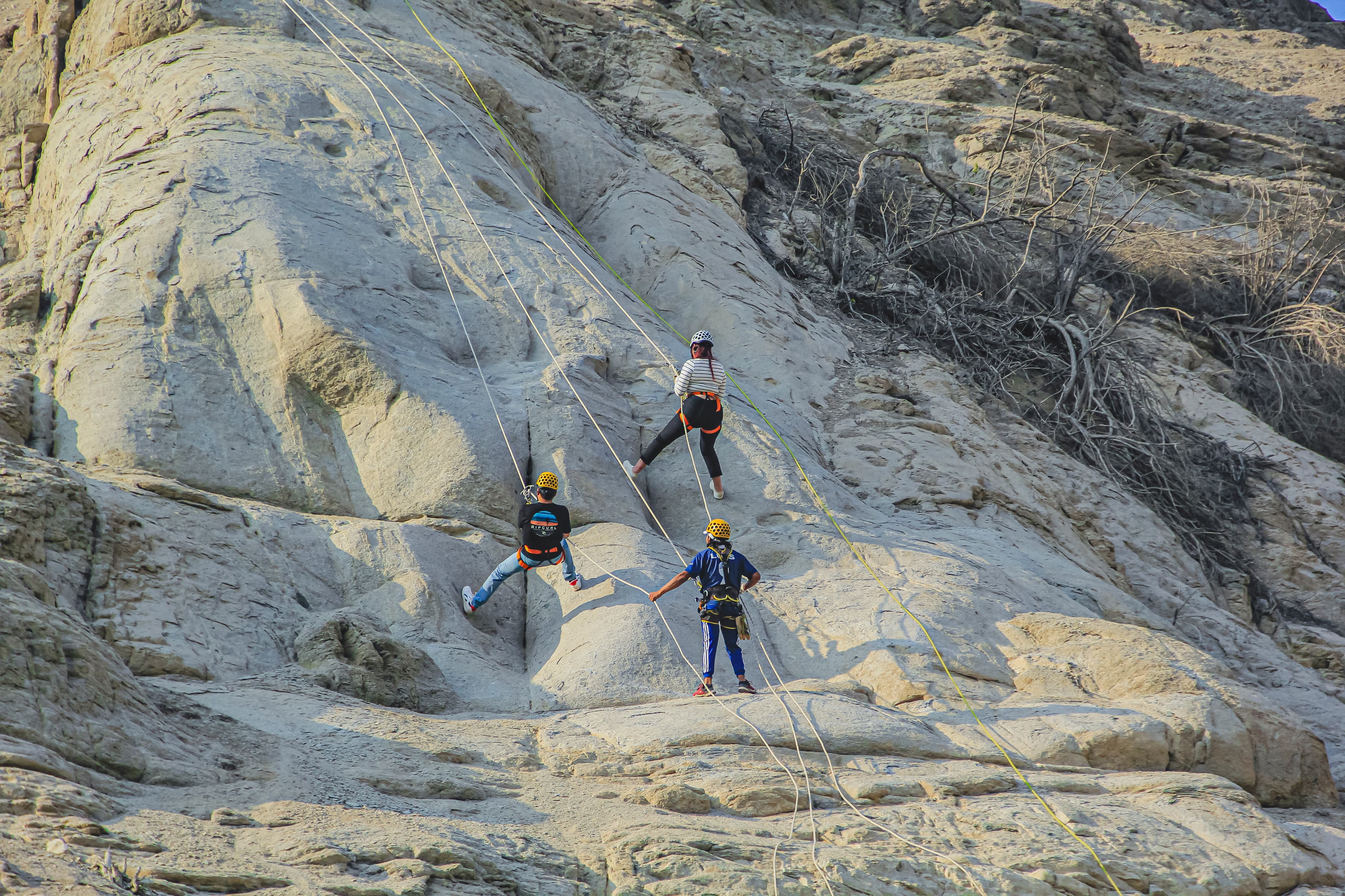 Aventura de rapel en las montañas