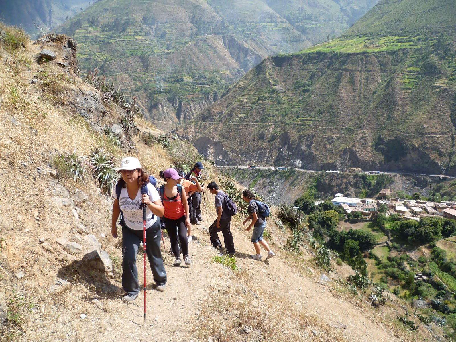 Caminando por el sendero de trekking
